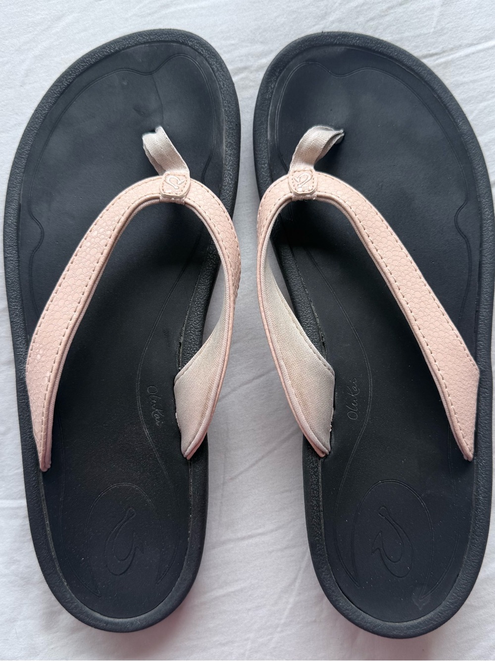 OluKai Women's Pink and Black Leather Thong Sandals 9 - Picture 6 of 9